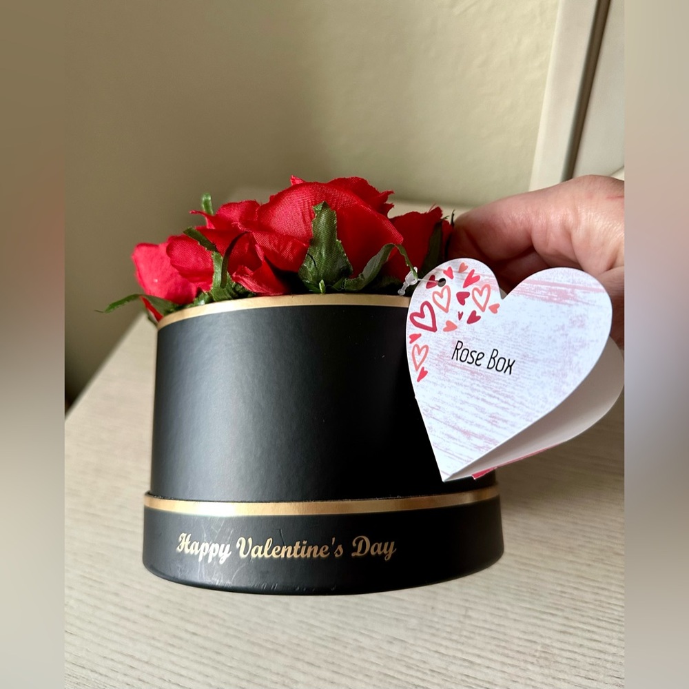 VALENTINE’S DAY ARTIFICIAL RED ROSE BOX - Picture 6 of 6